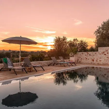 Traditional Trullo With Pool Vakantiehuis